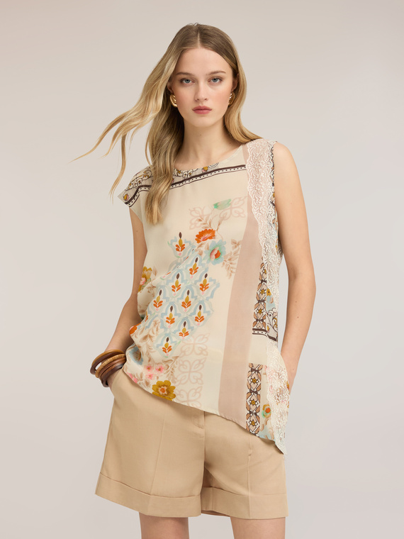 Top asimmetrico in raso con stampa