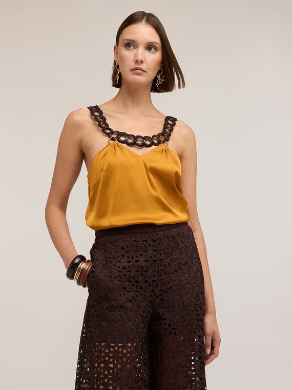 Top in raso con dettaglio metallico