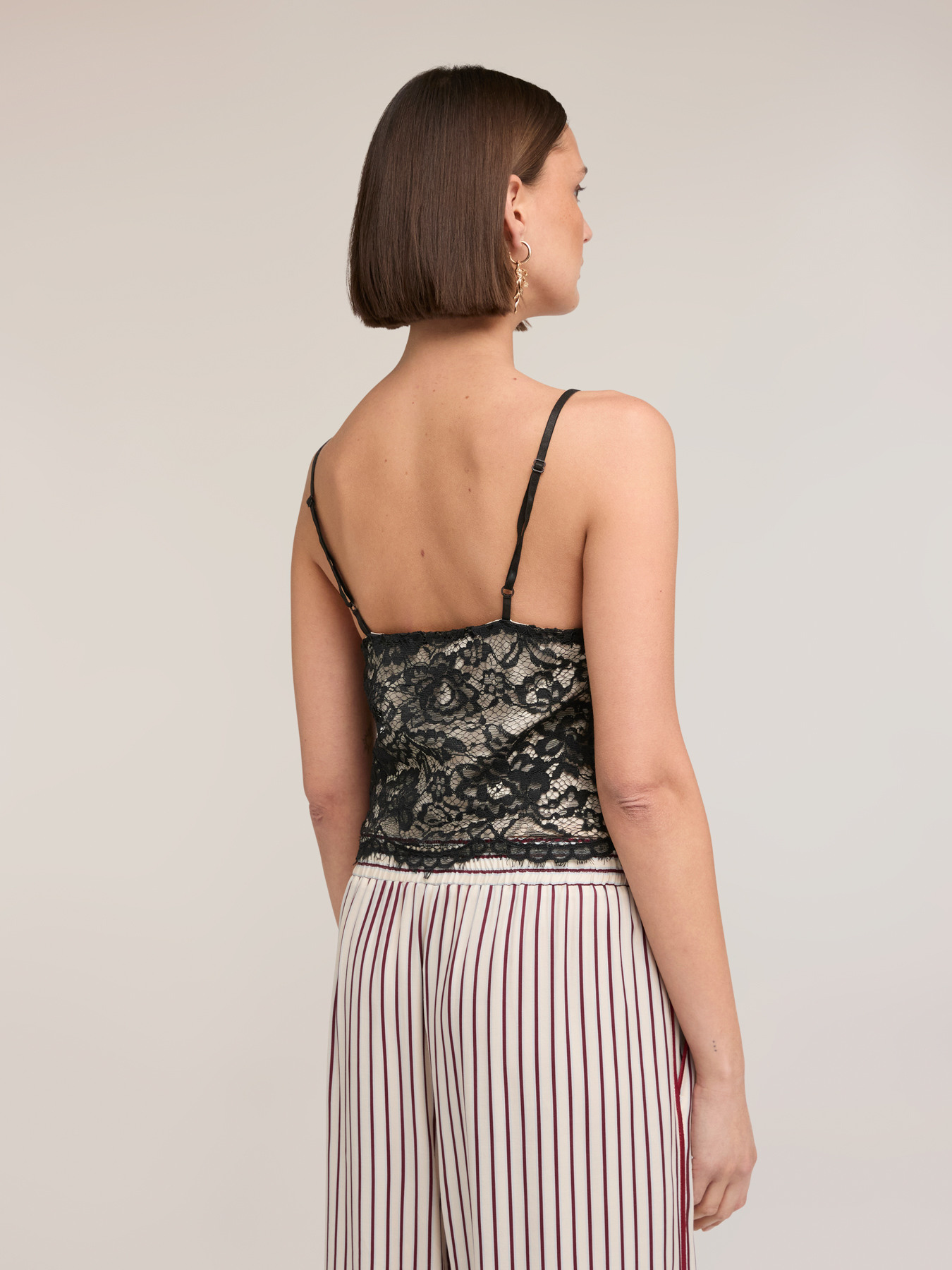 Top in pizzo con spalline sottili image number 1