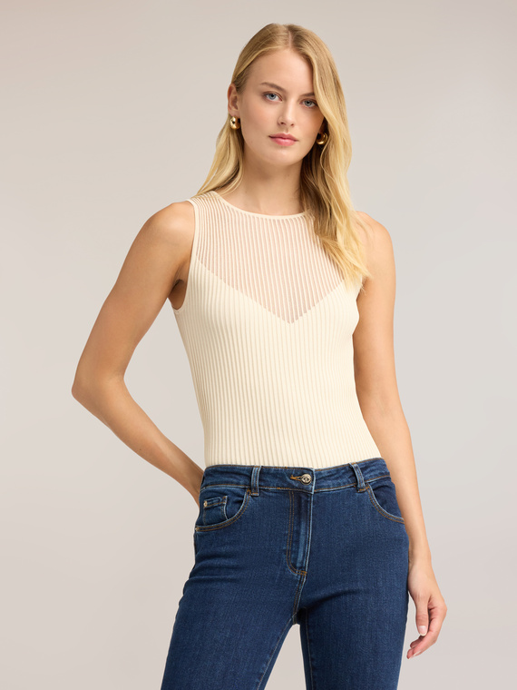 Maglia fine a coste con d&eacute;collet&eacute; trasparente