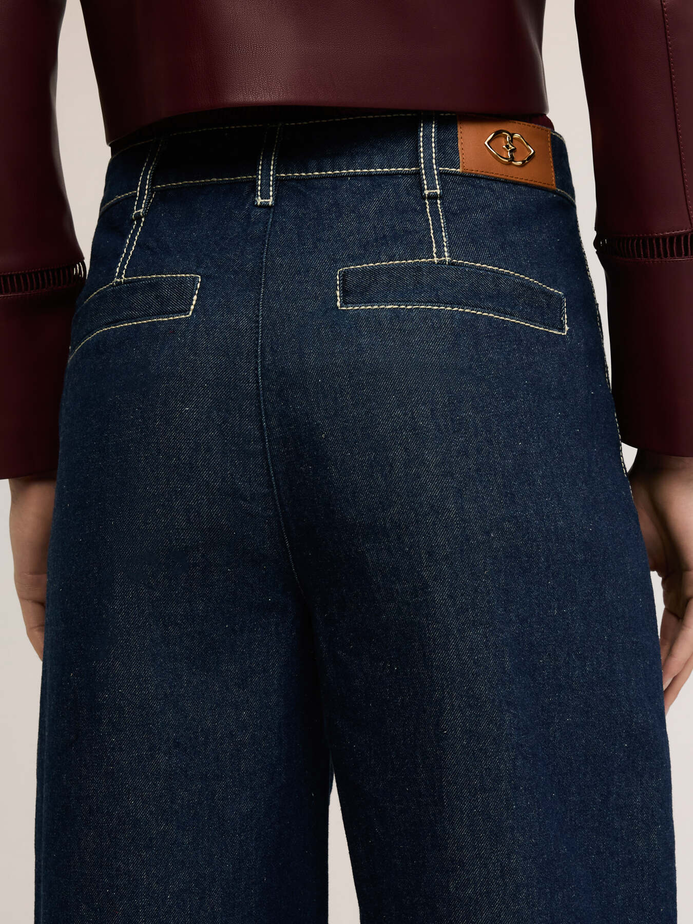 Jeans cropped wide leg con cuciture a contrasto image number 3