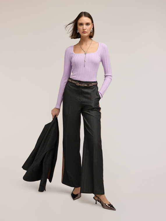 Maglia a coste con scollo quadrato