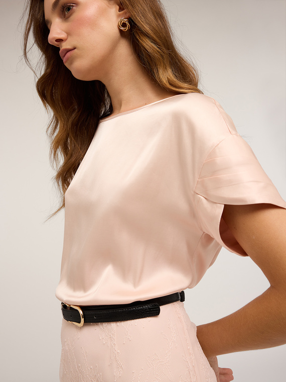 Blusa con maniche a petalo