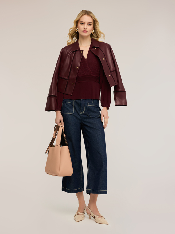 Jeans cropped wide leg con cuciture a contrasto