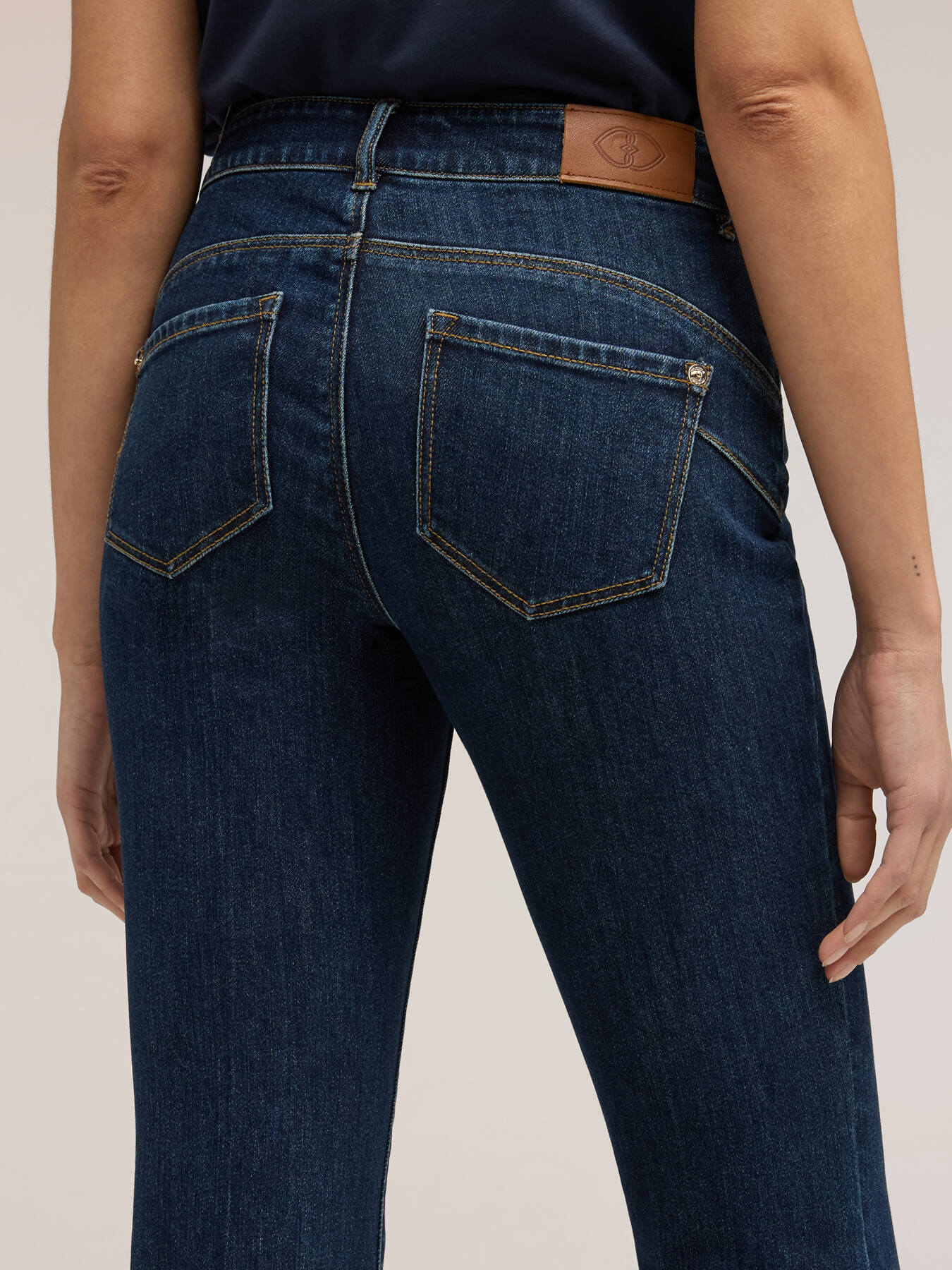 Jeans flare push-up in denim image number 2