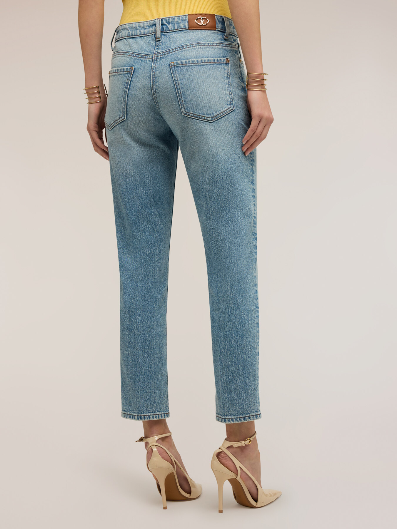 Jeans regular fit con piega stirata image number 1