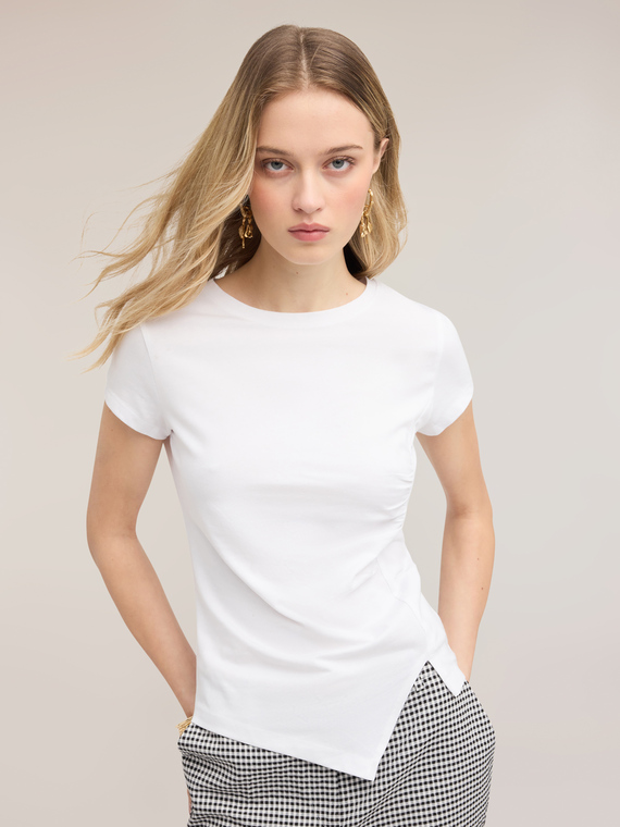 T-shirt con drappeggio laterale asimmetrico