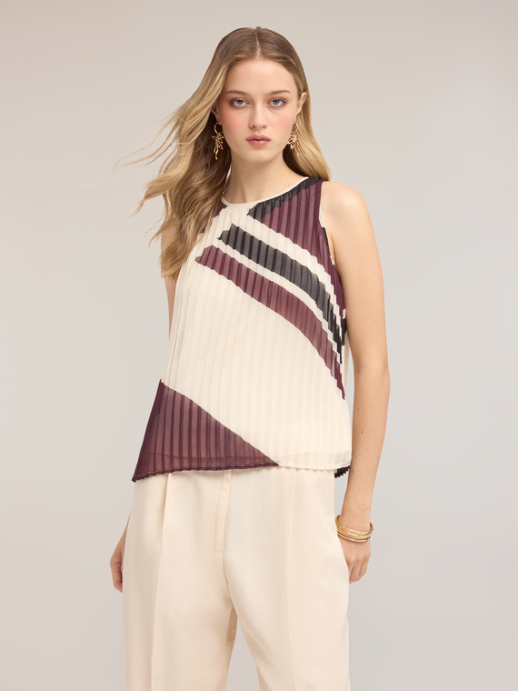 Top pliss&eacute; in georgette con stampa