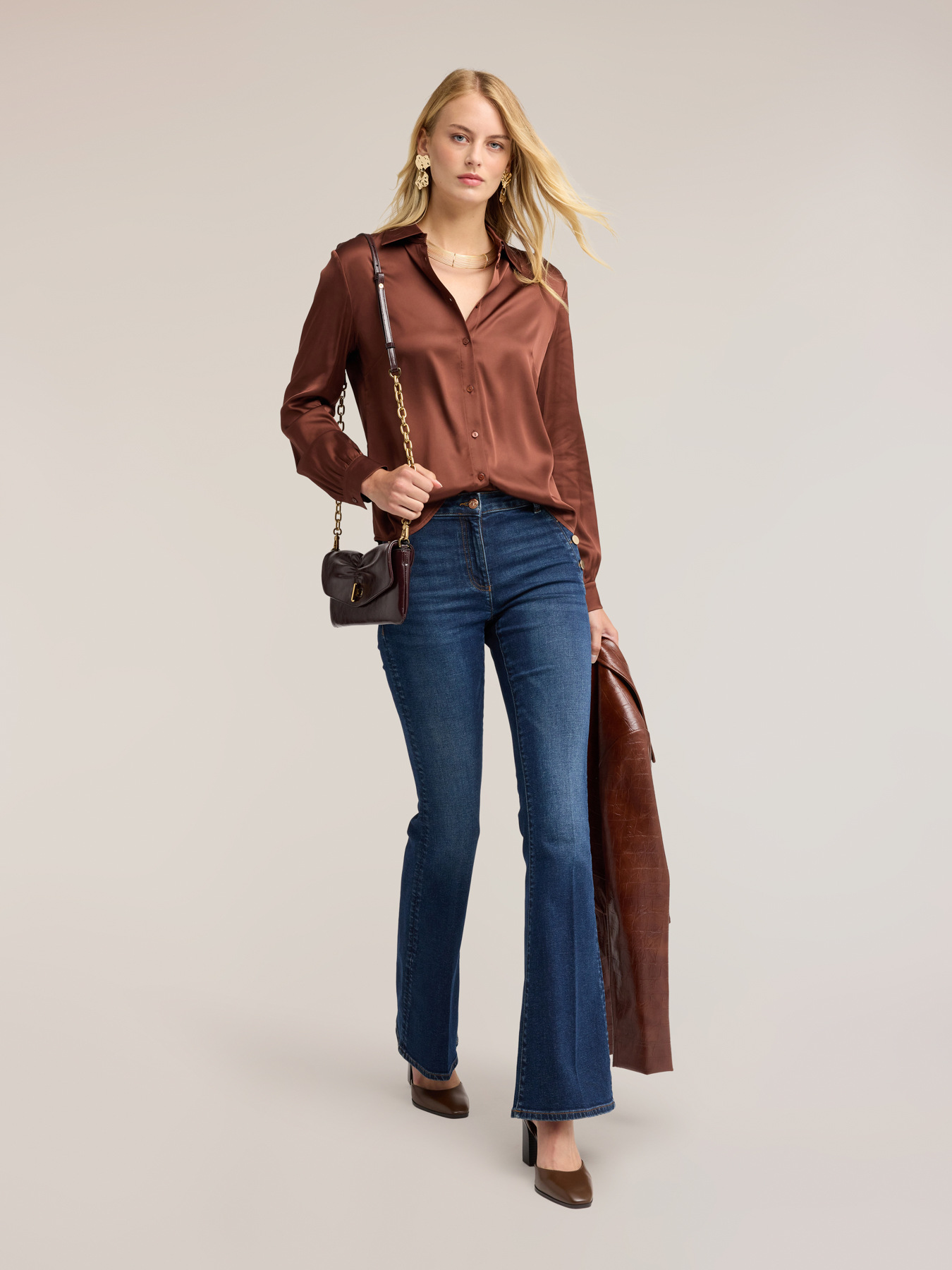 Jeans flare con bottoni metallici image number 0