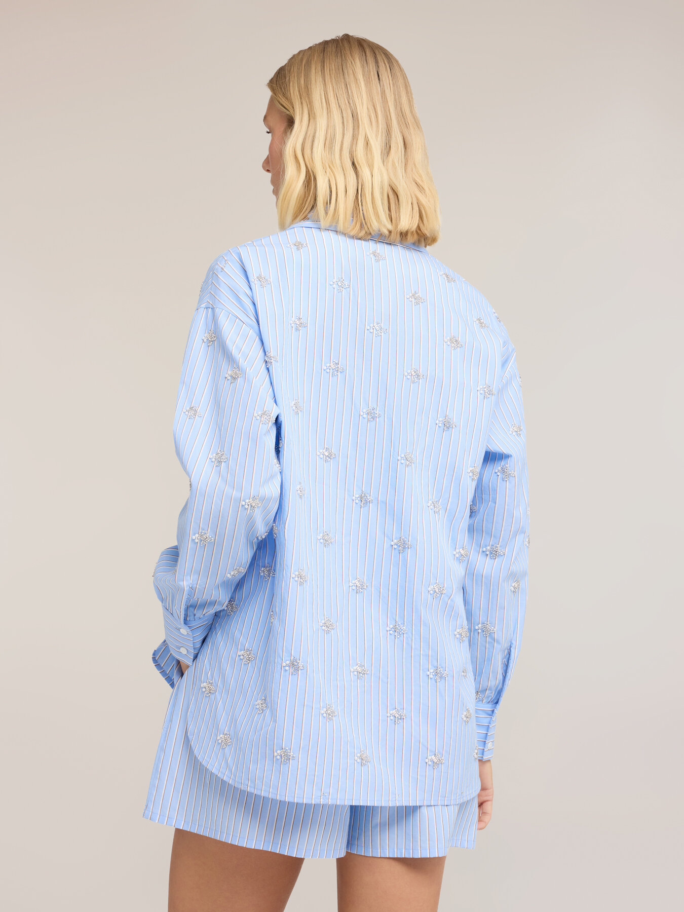 Camicia oversize a righe con ricami di perline image number 1