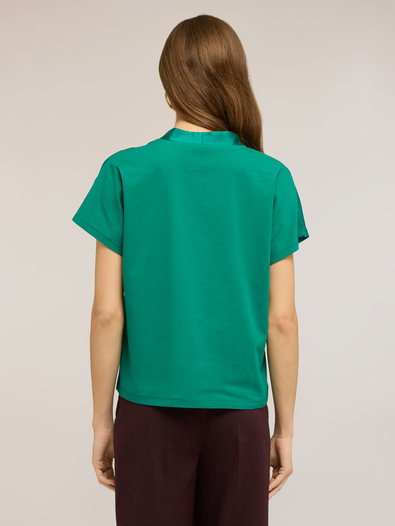 T-shirt bimaterica con scollo a V image number 1