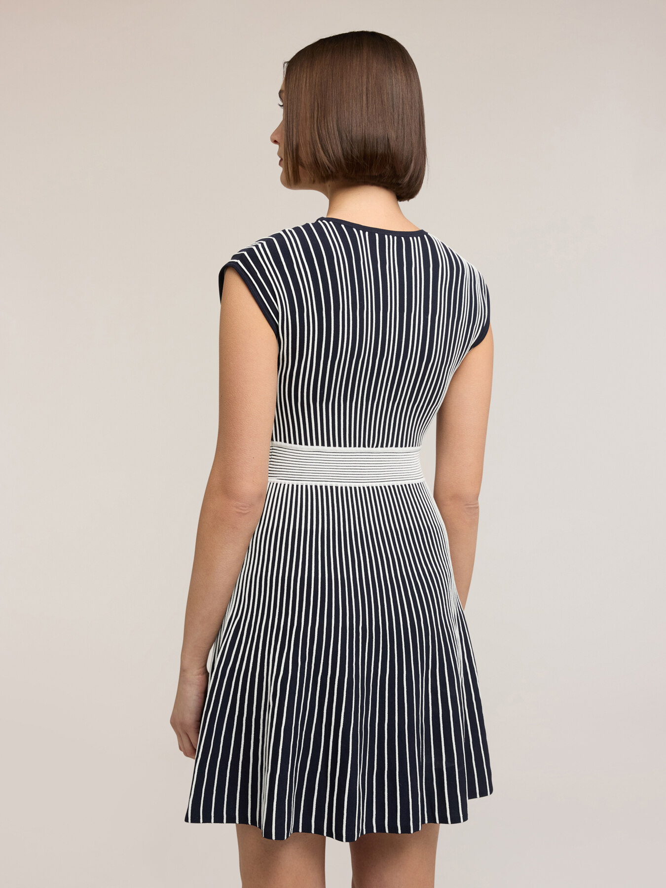 Vestito flare in maglia a righe image number 1
