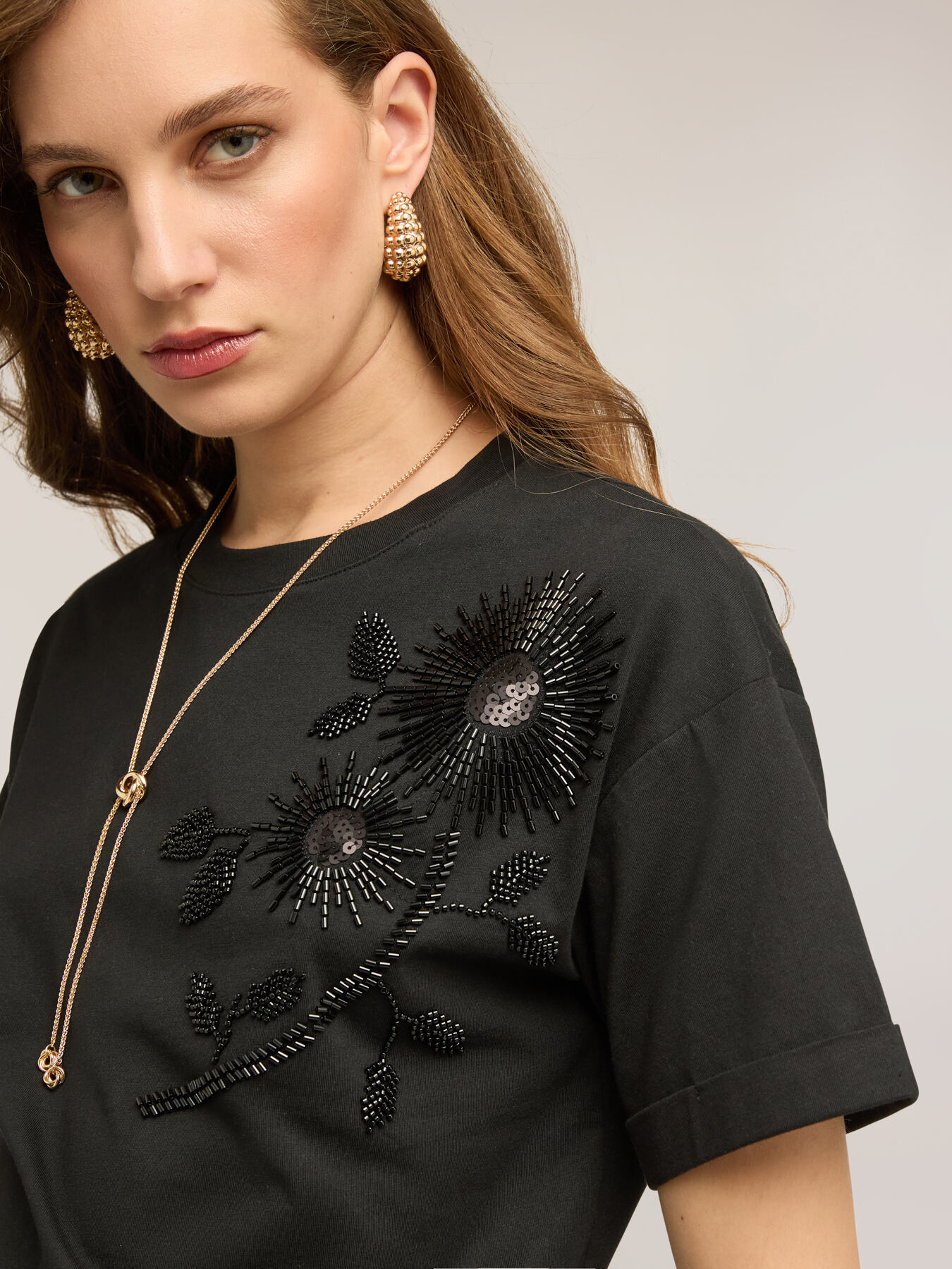 T-shirt in jersey con applicazioni floreali image number 0