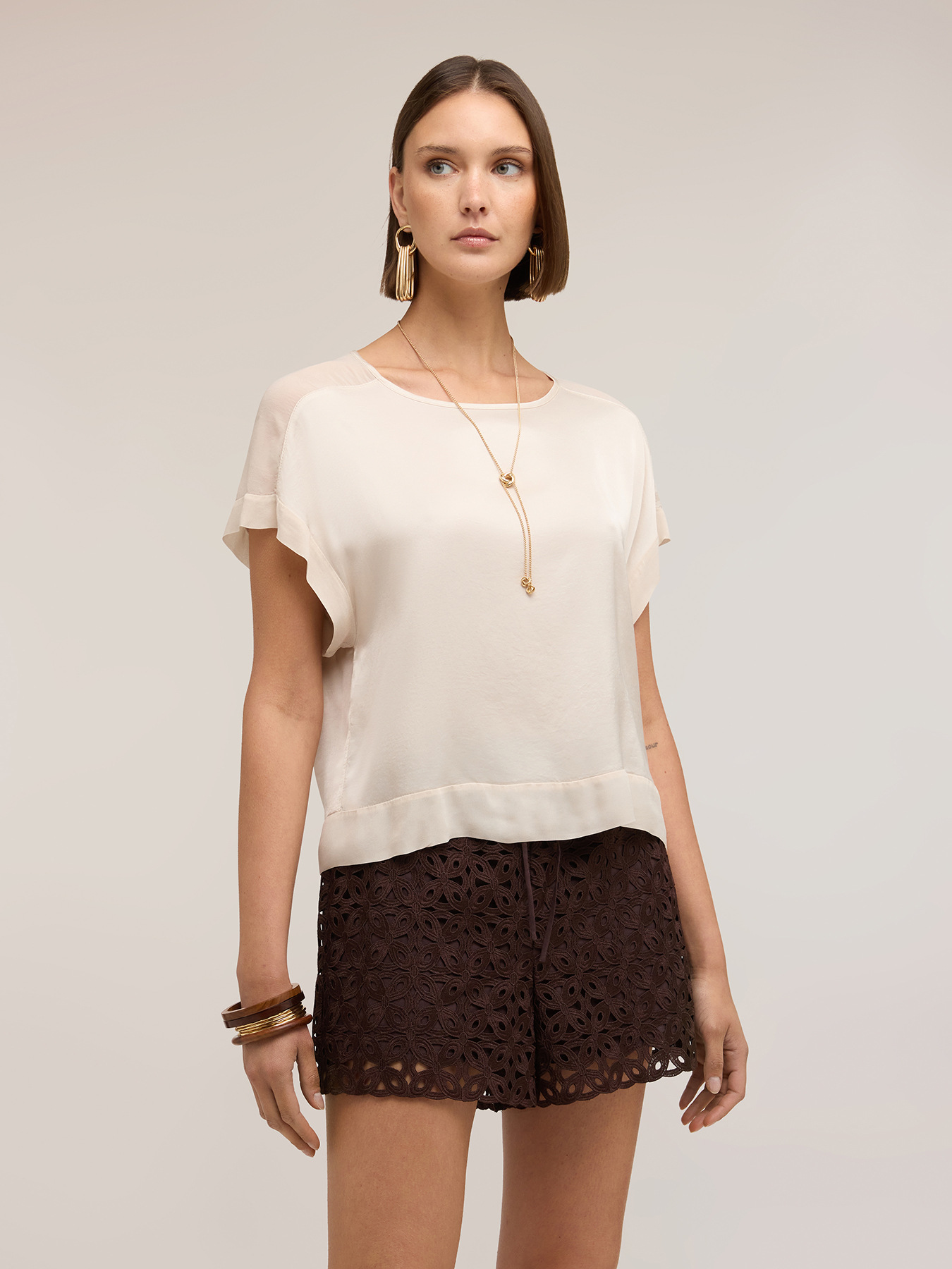 Blusa in raso con scollo a barchetta image number 2