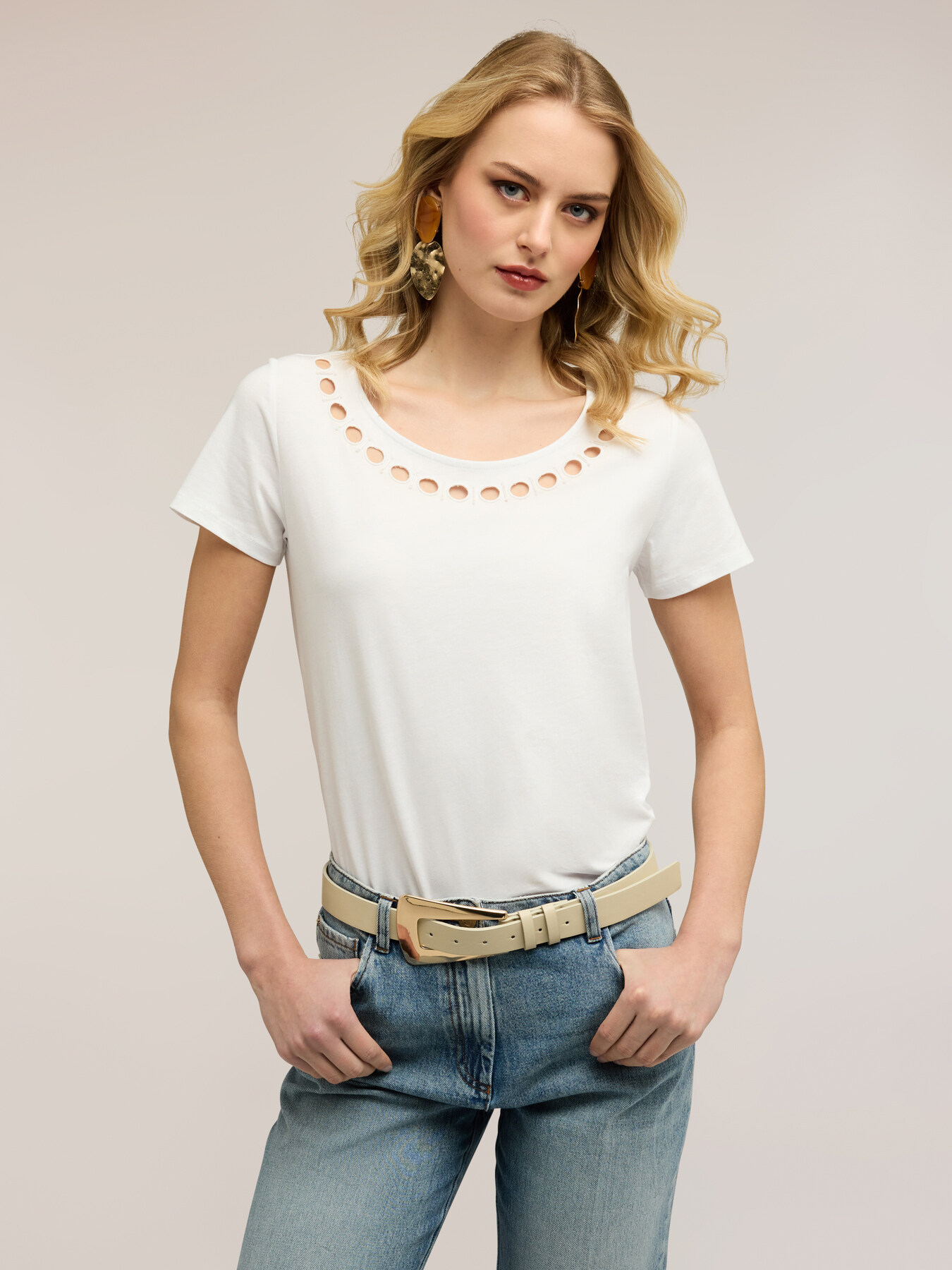 T-shirt con motivi cut-out image number 0