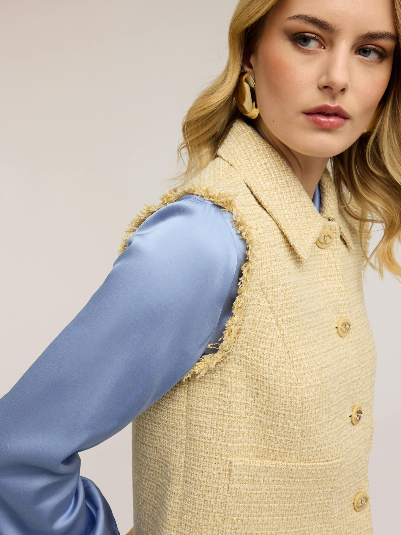 Gilet in boucl&eacute; con frange image number 3