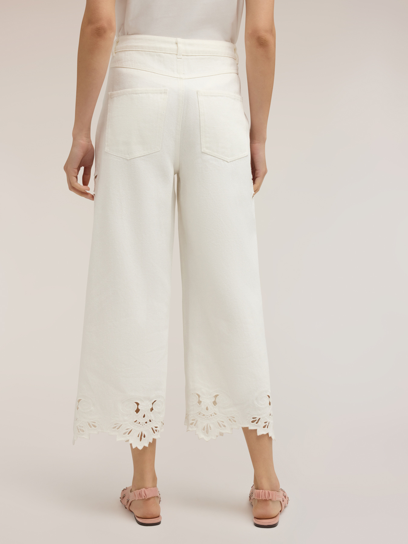 Pantaloni cropped con ricami sangallo image number 1