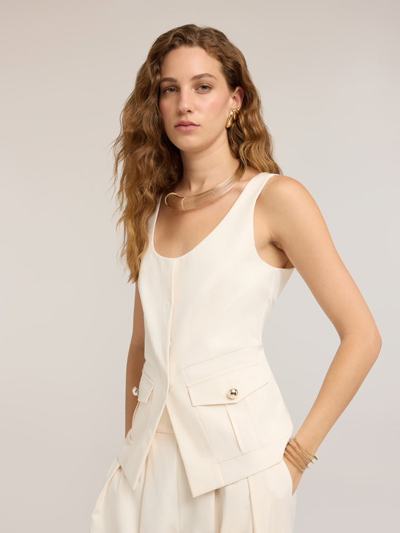 Gilet fitted con bottoni