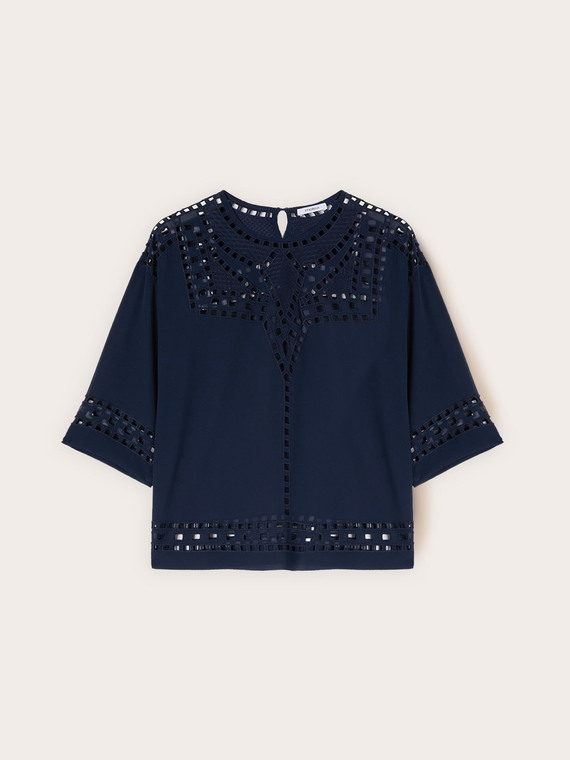Blusa in georgette con ricami ajour&eacute;
