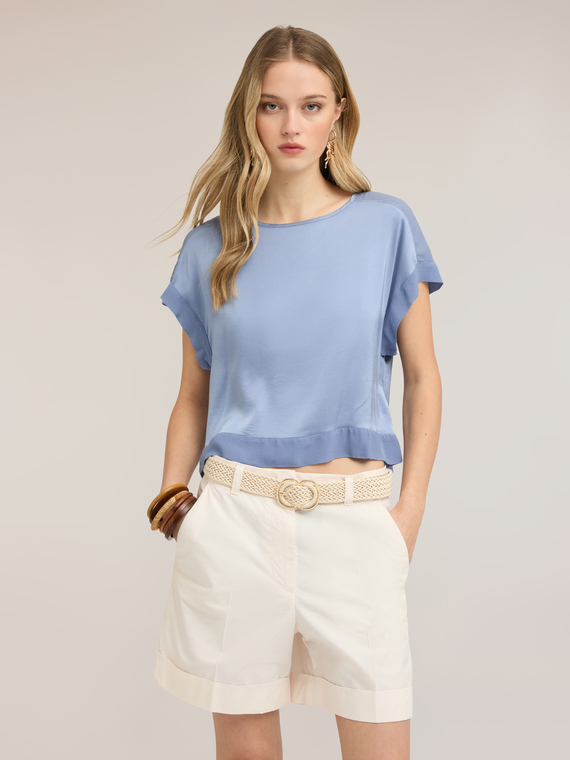 Blusa in raso con scollo a barchetta