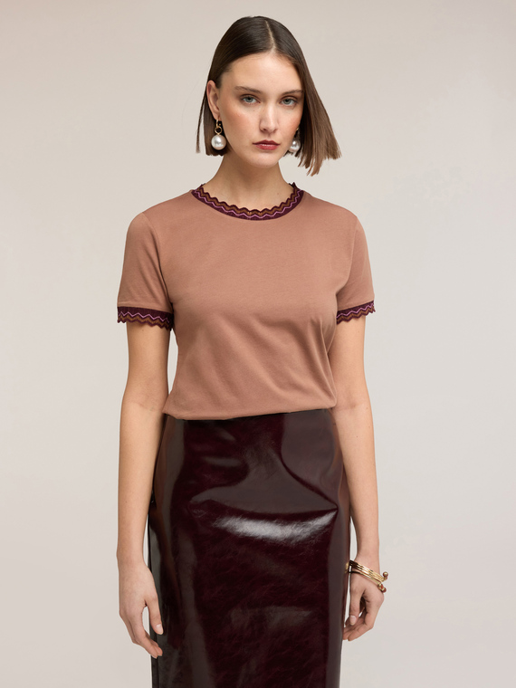 T-shirt con bordi in maglia