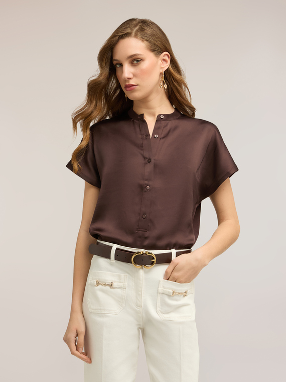 T-shirt in raso con scollatura a serafino