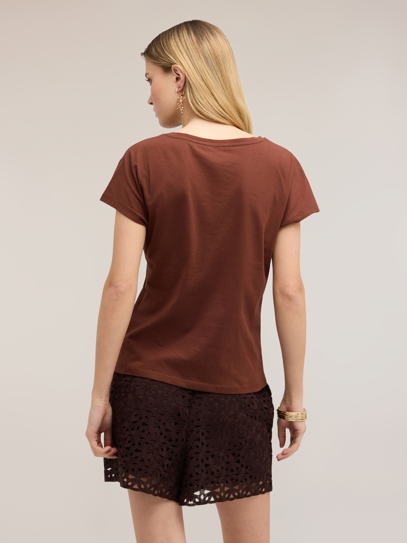 T-shirt con ricamo sulla spalla image number 1