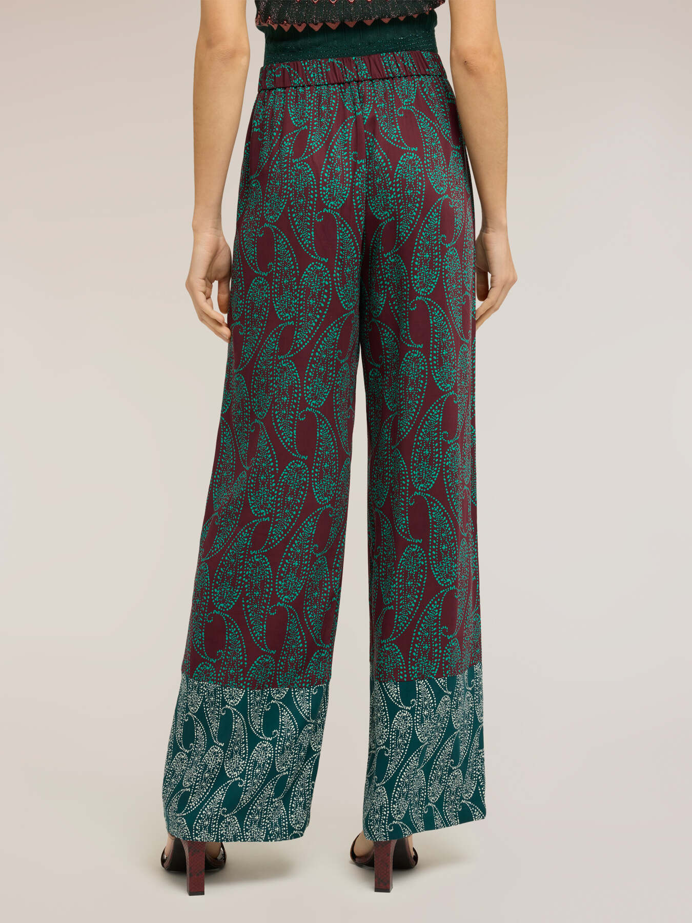 Pantaloni palazzo in raso fantasia cashmere image number 1