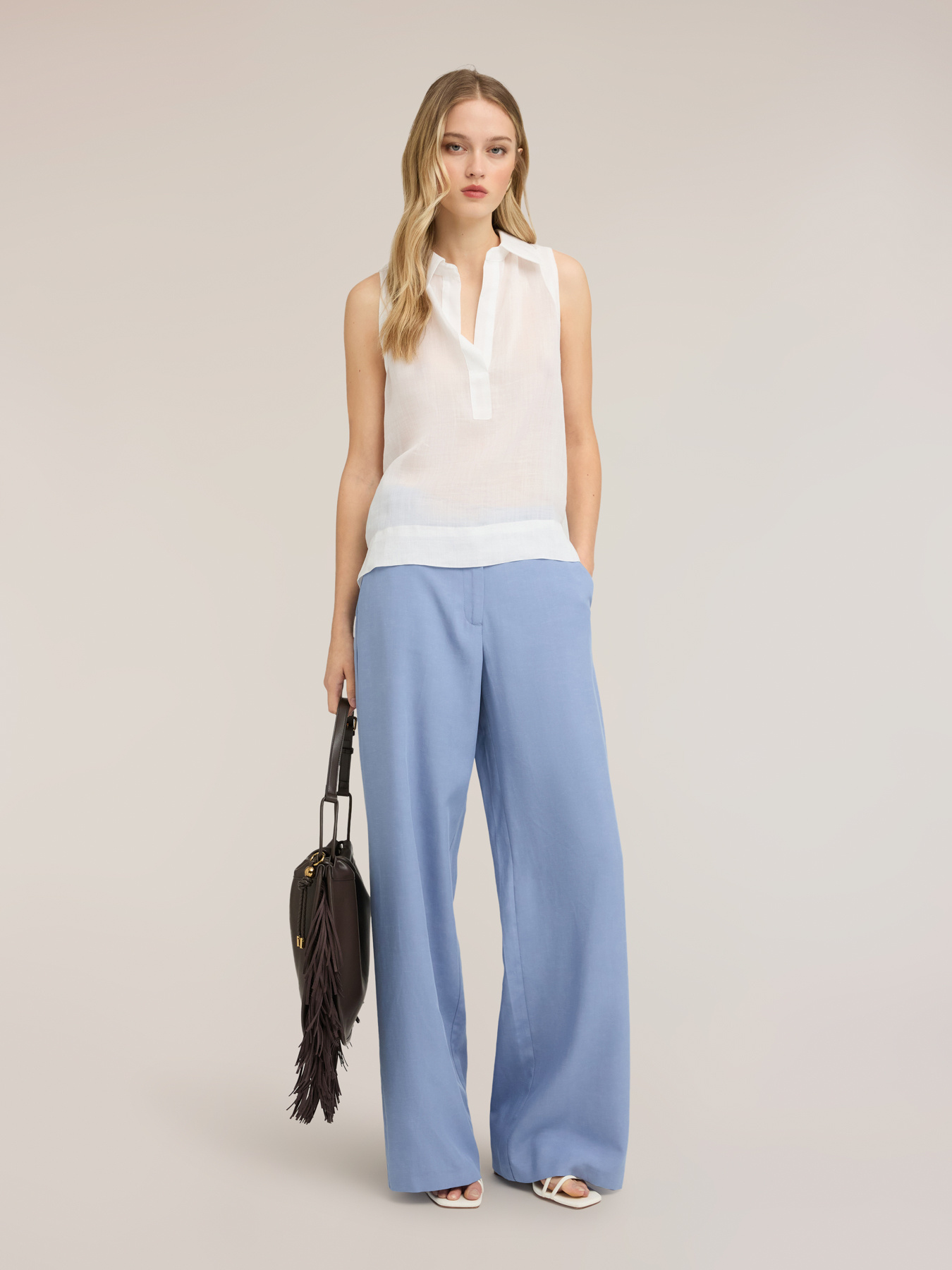Top in ramie con scollo a V image number 0
