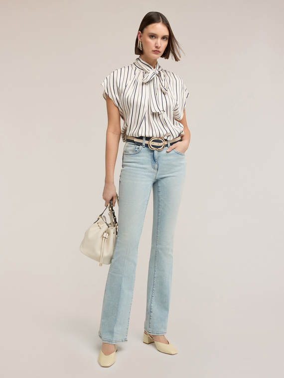 Jeans flare push-up a vita alta