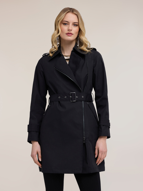 Trench in gabardine con chiusura asimmetrica