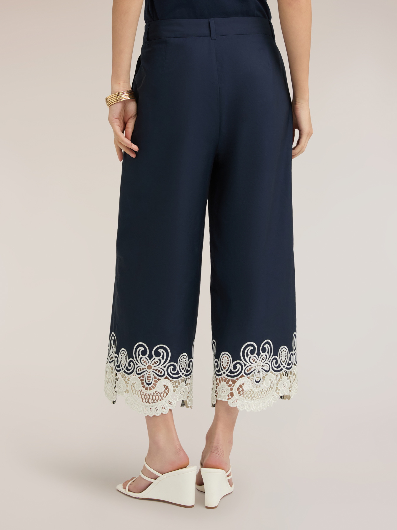 Pantaloni cropped in popeline con pizzo image number 1