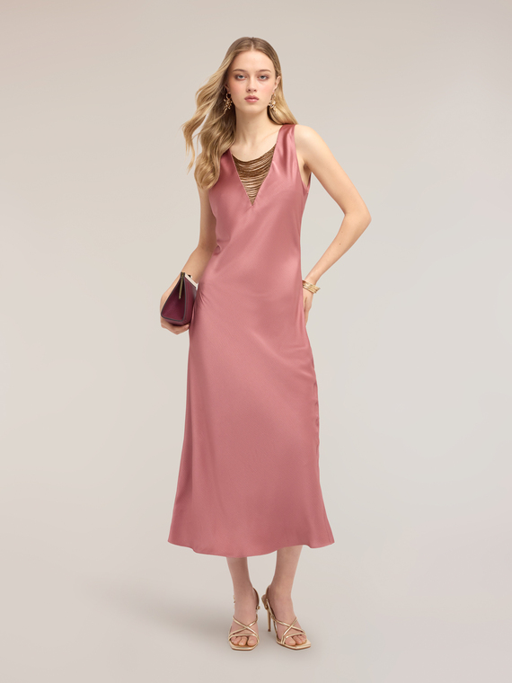 Vestito lungo in raso con dettaglio di catenine