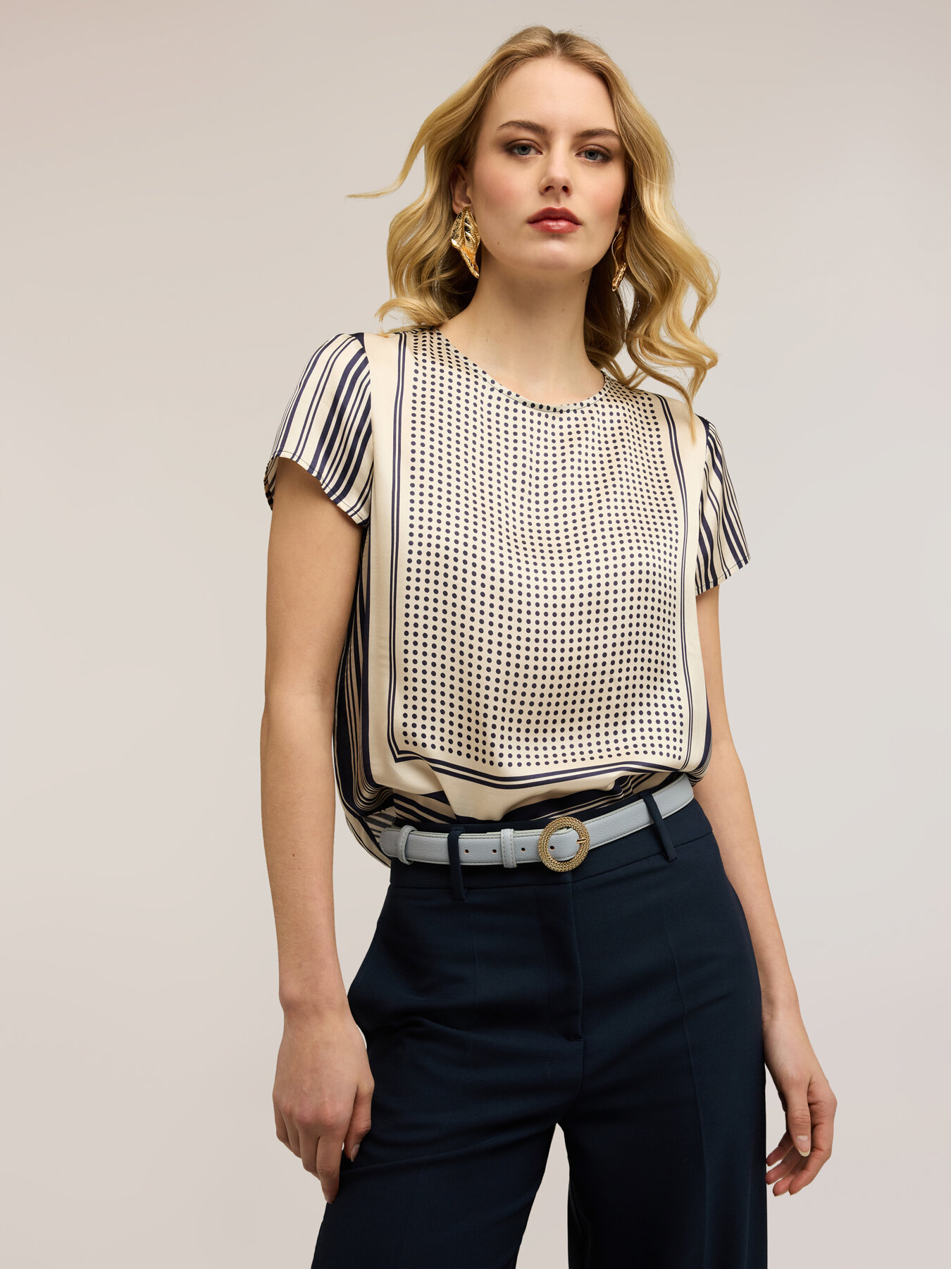 Blusa in raso con fantasia a foulard image number 2