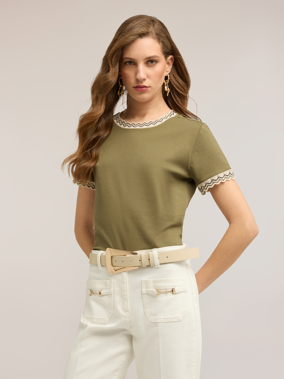 T-shirt con bordi in maglia