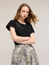T-shirt con lavorazioni floreali image number 1