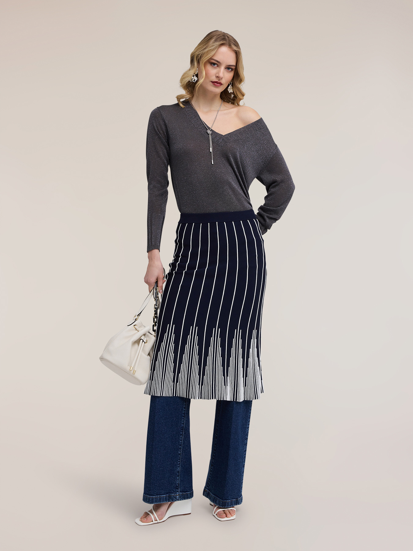 Maglia scollo a v in filato lurex image number 3