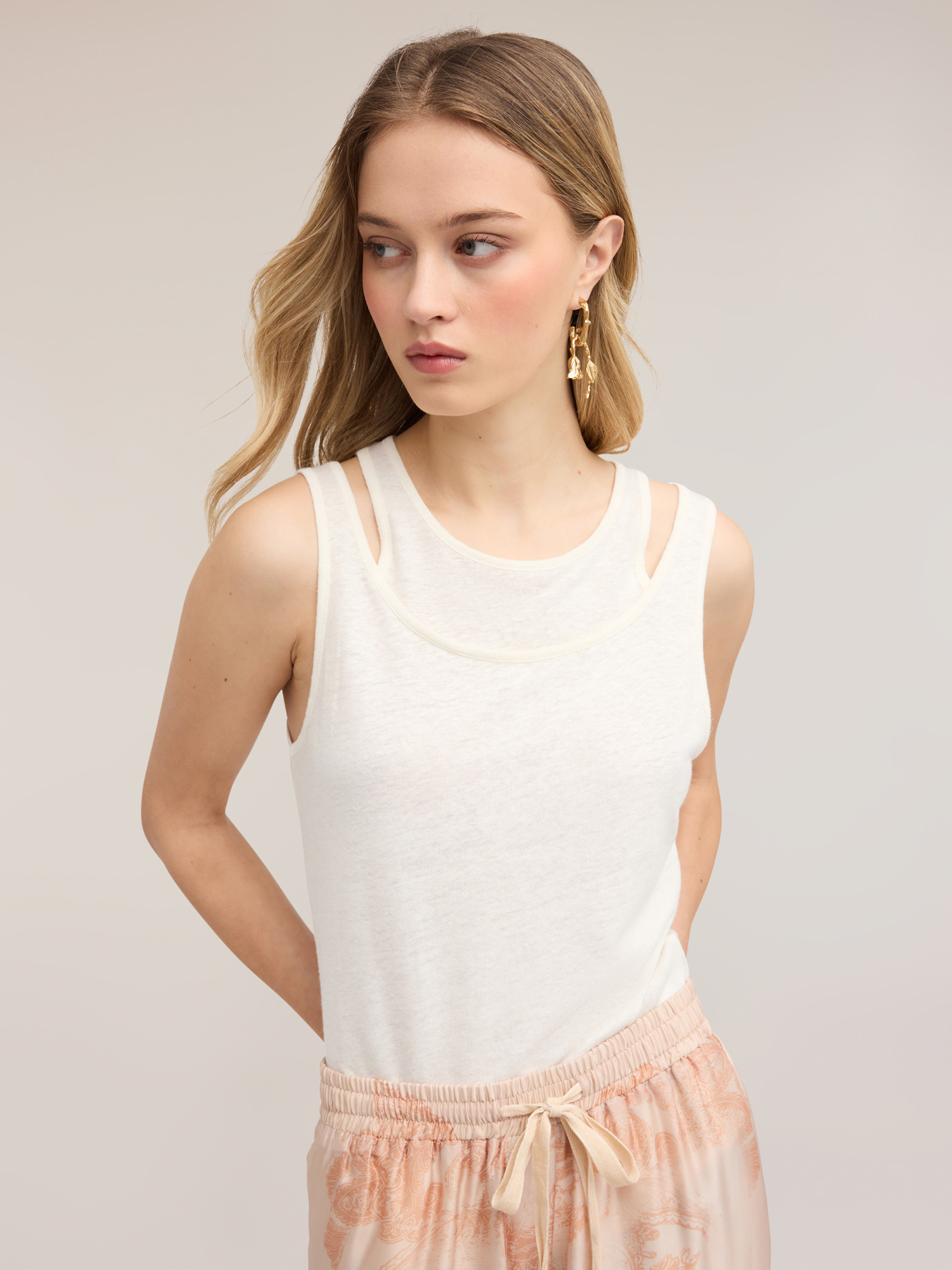 Top in misto lino con cut-out sulle spalle image number 2