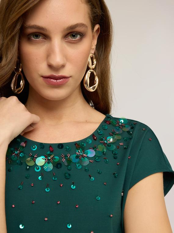 T-shirt con ricamo di paillettes