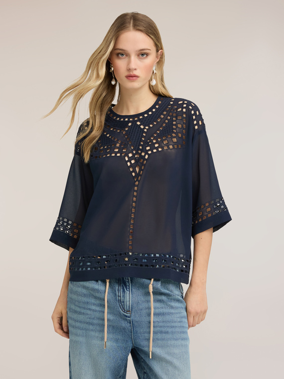 Blusa in georgette con ricami ajour&eacute;