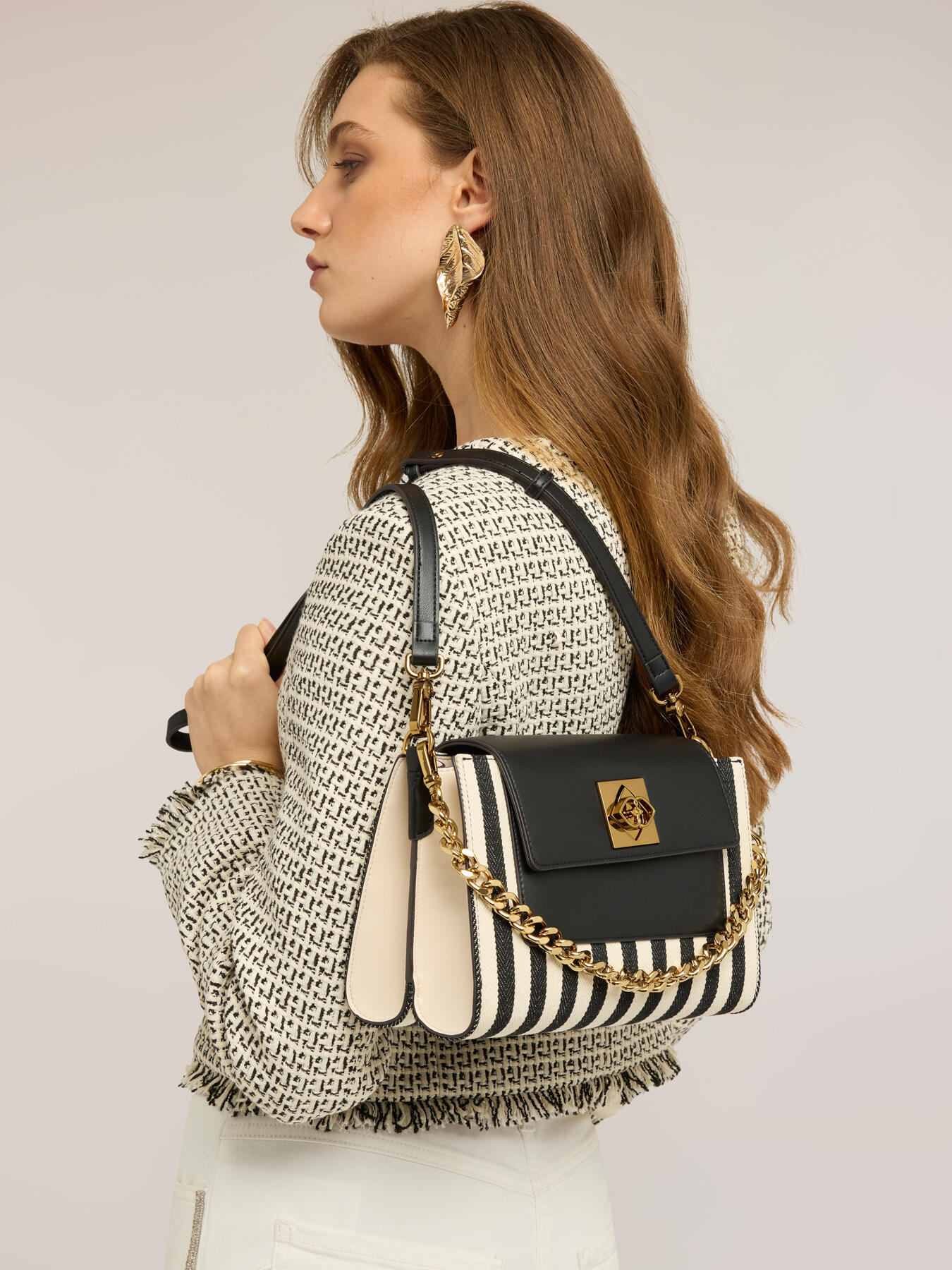 Borsa a tracolla con righe e catena image number 0