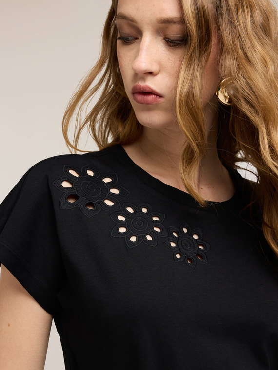 T-shirt con lavorazioni floreali