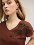 T-shirt con ricamo sulla spalla image number 0