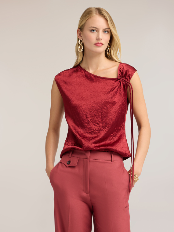 Top in raso con scollo asimmetrico drappeggiato